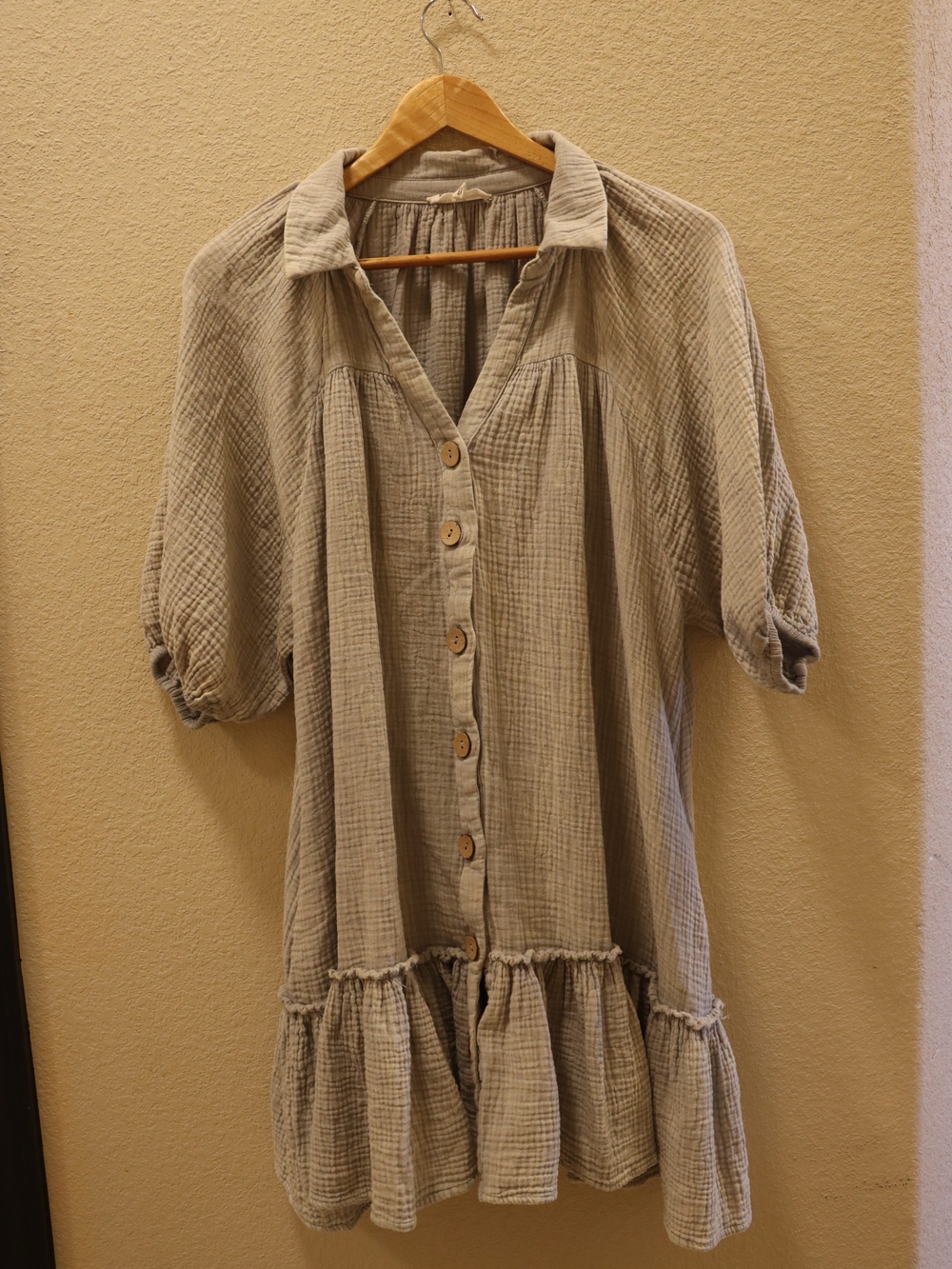 Relaxed Button-Front Midi Dress in Light Green/grey